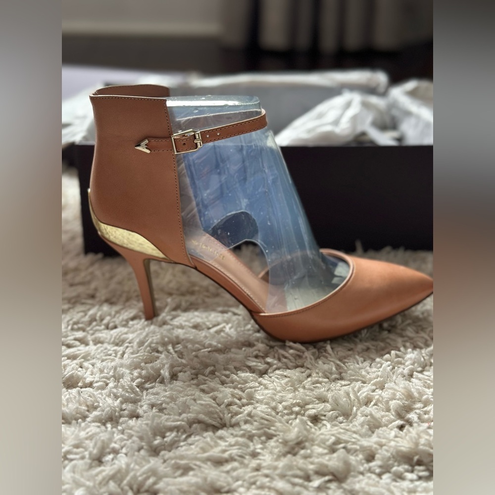 Elegant Brown Heels with Gold Accent